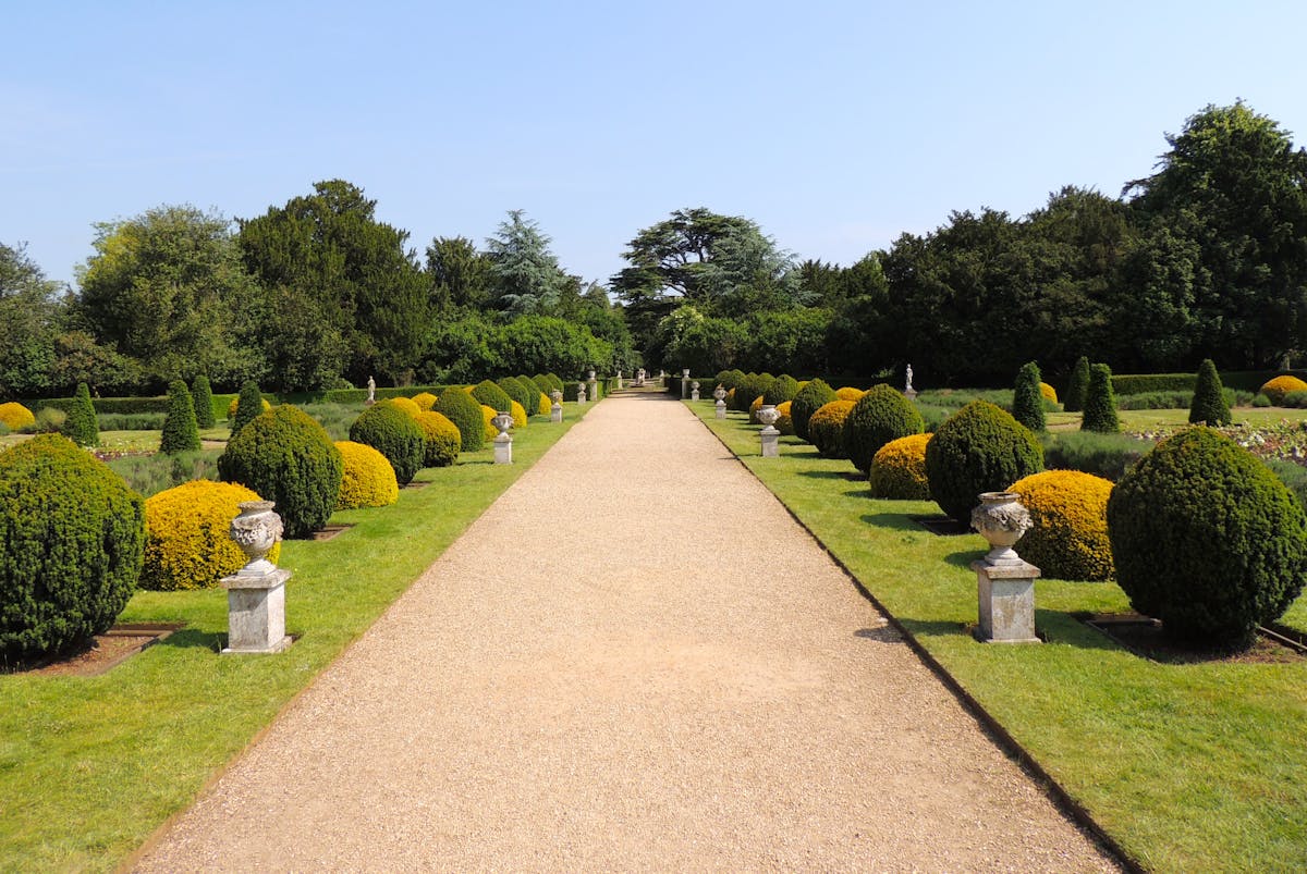 Allée de jardin ornemental aménagé à Cantaron