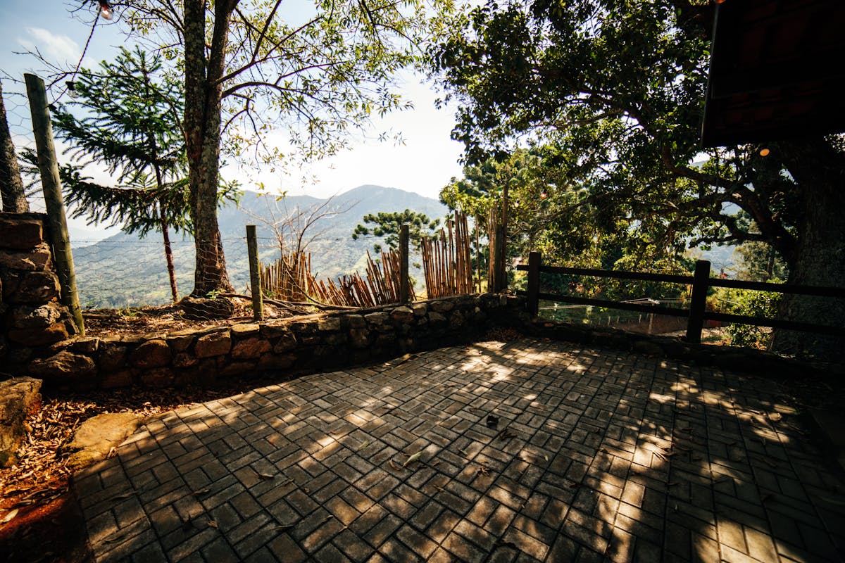 Terrasse en pierre avec dallage extérieur à Cantaron